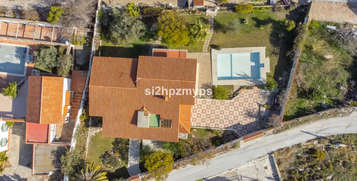 Продажа  отдельно стоящей виллы в Nerja 3