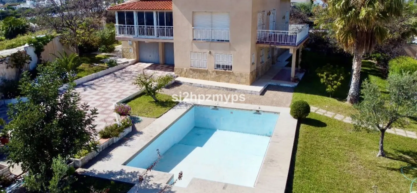 Venta de villa independiente en Nerja 1