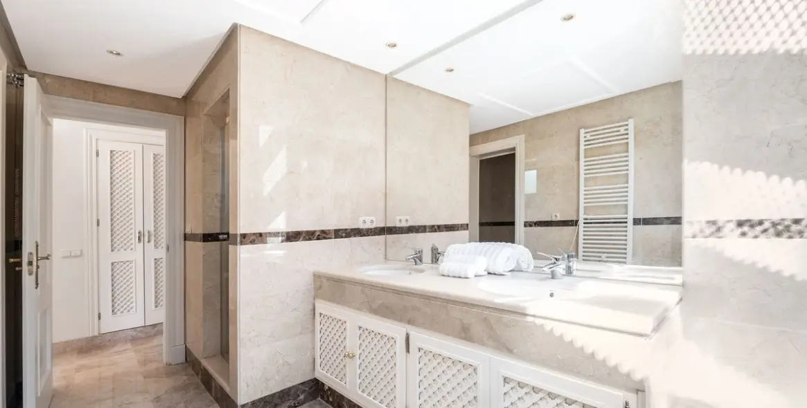 Sale of penthouse duplex in Nueva Andalucía 15