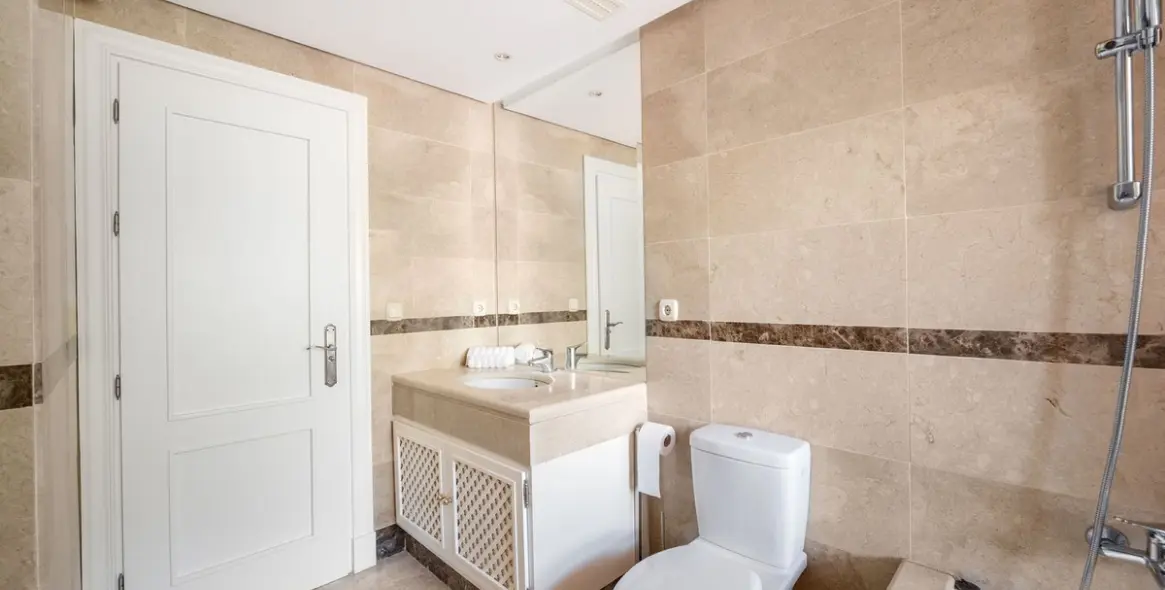 Sale of penthouse duplex in Nueva Andalucía 18