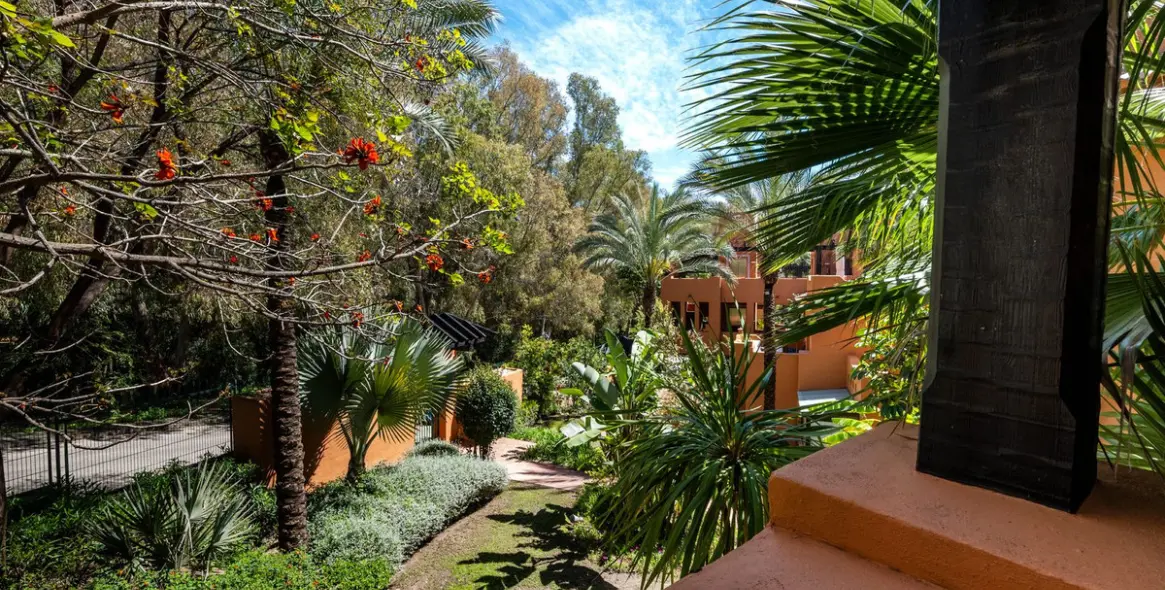 Sale of penthouse duplex in Nueva Andalucía 25