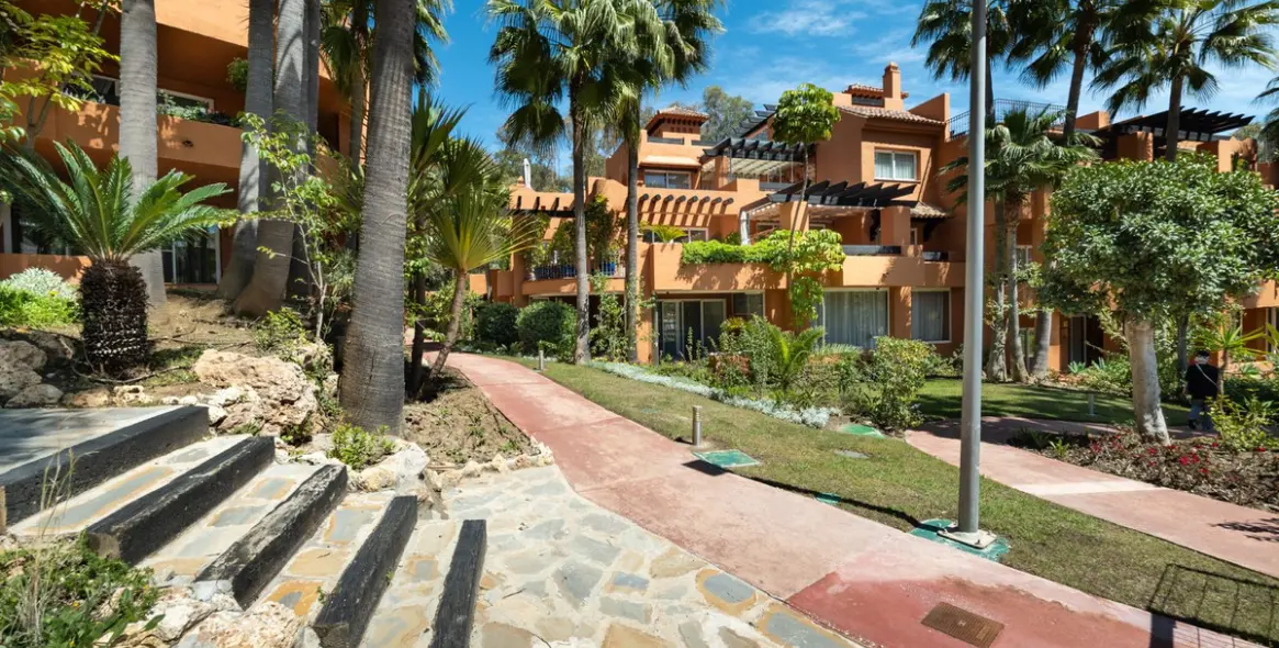 Sale of penthouse duplex in Nueva Andalucía 28