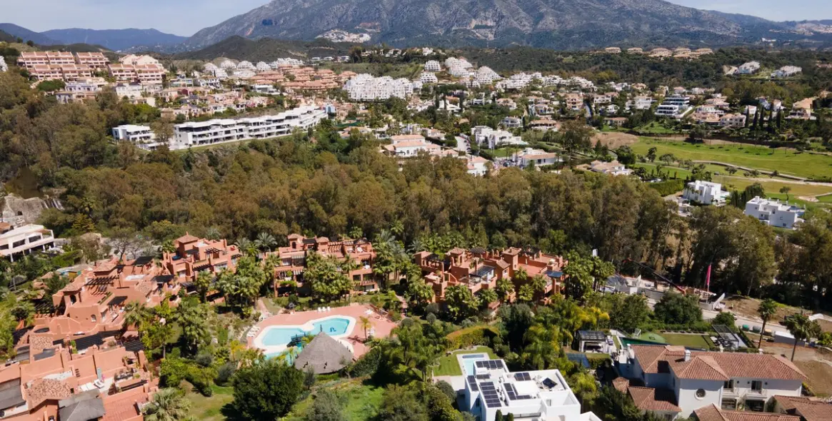 Sale of penthouse duplex in Nueva Andalucía 32