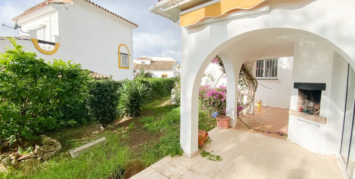 Продажа  отдельно стоящей виллы в Calahonda 5