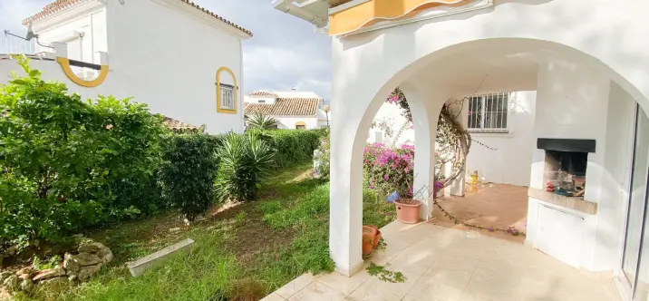 Продажа  отдельно стоящей виллы в Calahonda 4