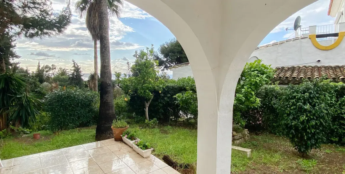 Продажа  отдельно стоящей виллы в Calahonda 6