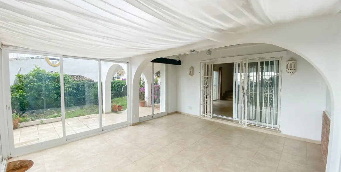 Продажа  отдельно стоящей виллы в Calahonda 7