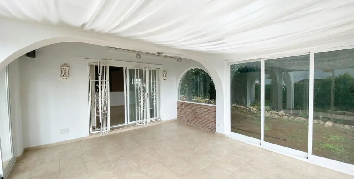 Продажа  отдельно стоящей виллы в Calahonda 8