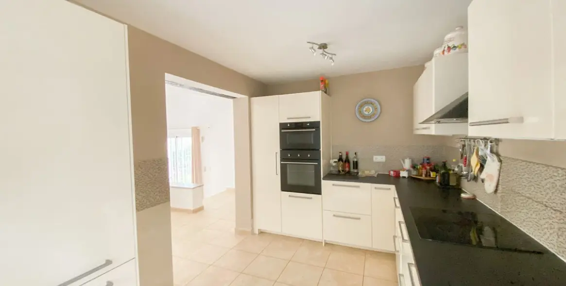 Продажа  отдельно стоящей виллы в Calahonda 15