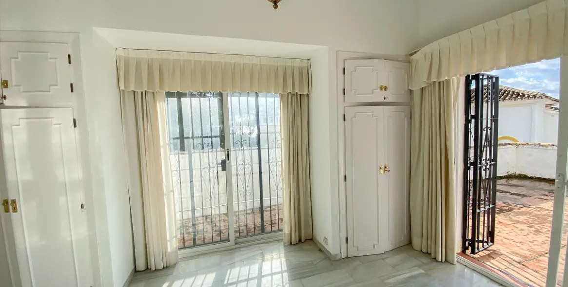 Продажа  отдельно стоящей виллы в Calahonda 17