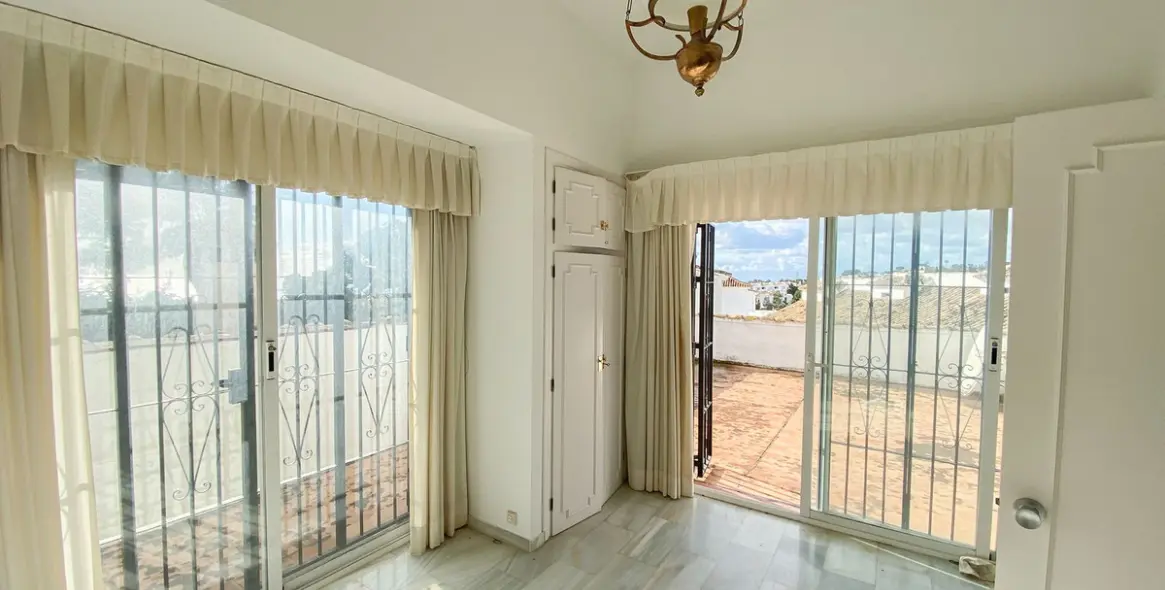 Продажа  отдельно стоящей виллы в Calahonda 18