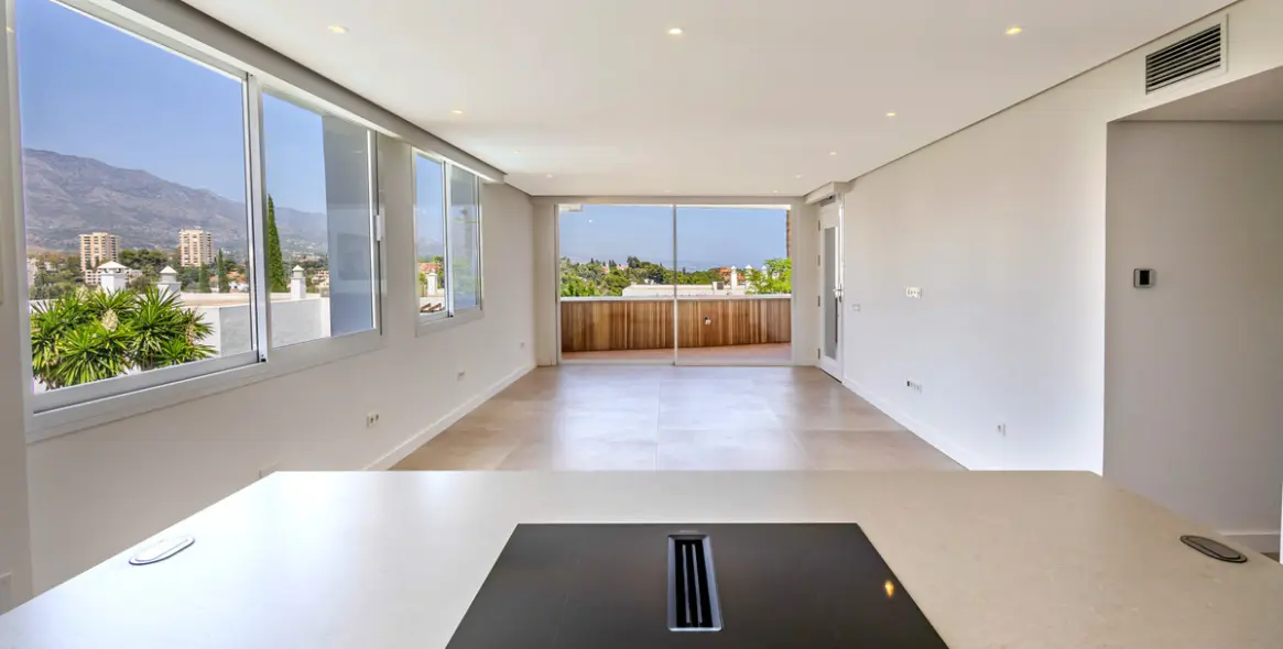 Sale of middle floor apartment in Nueva Andalucía 1