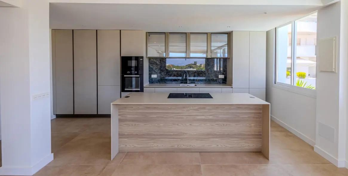 Sale of middle floor apartment in Nueva Andalucía 2