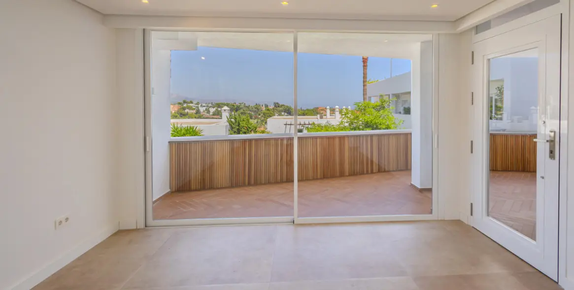 Sale of middle floor apartment in Nueva Andalucía 4