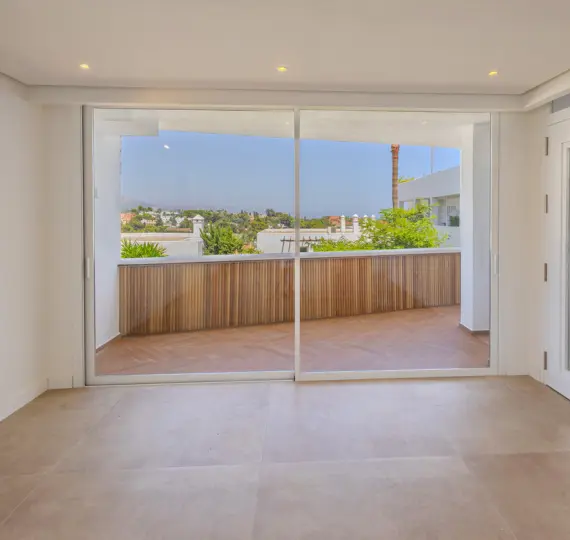 Sale of middle floor apartment in Nueva Andalucía