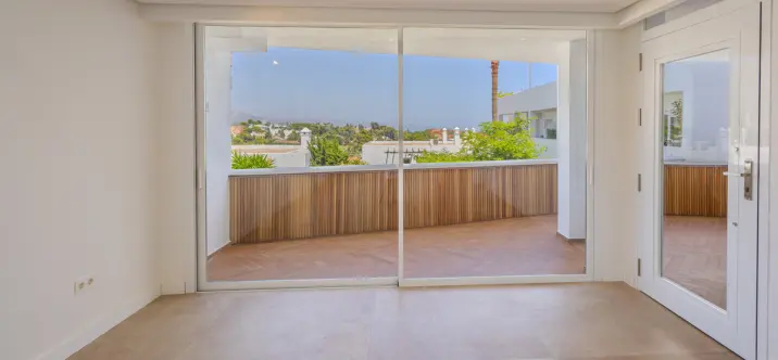 Sale of middle floor apartment in Nueva Andalucía 3