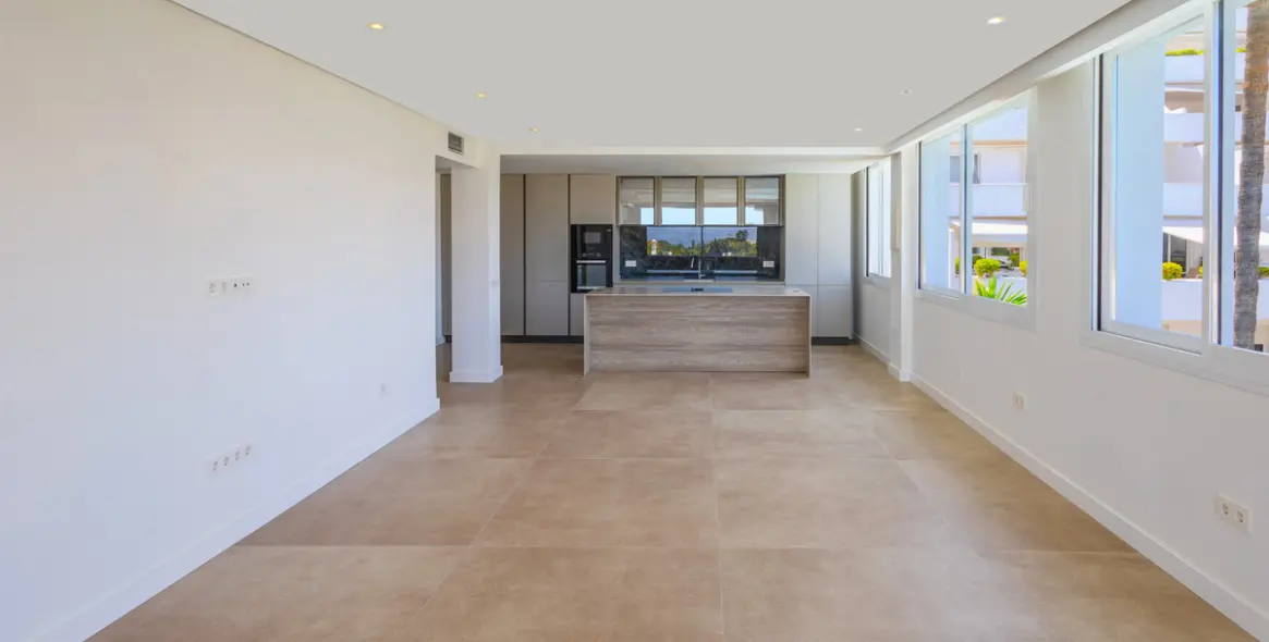 Sale of middle floor apartment in Nueva Andalucía 9