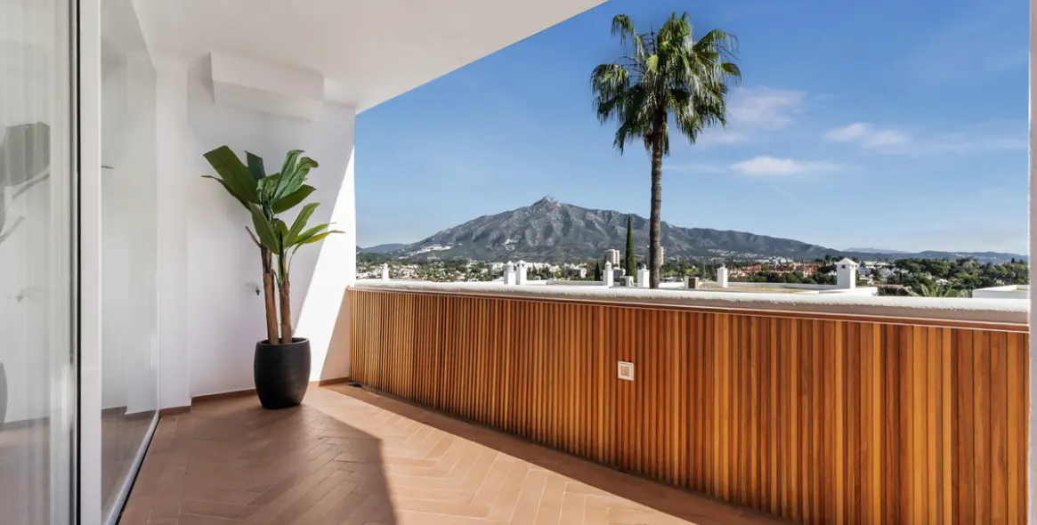 Venta de apartamento en planta media en Nueva Andalucía 13