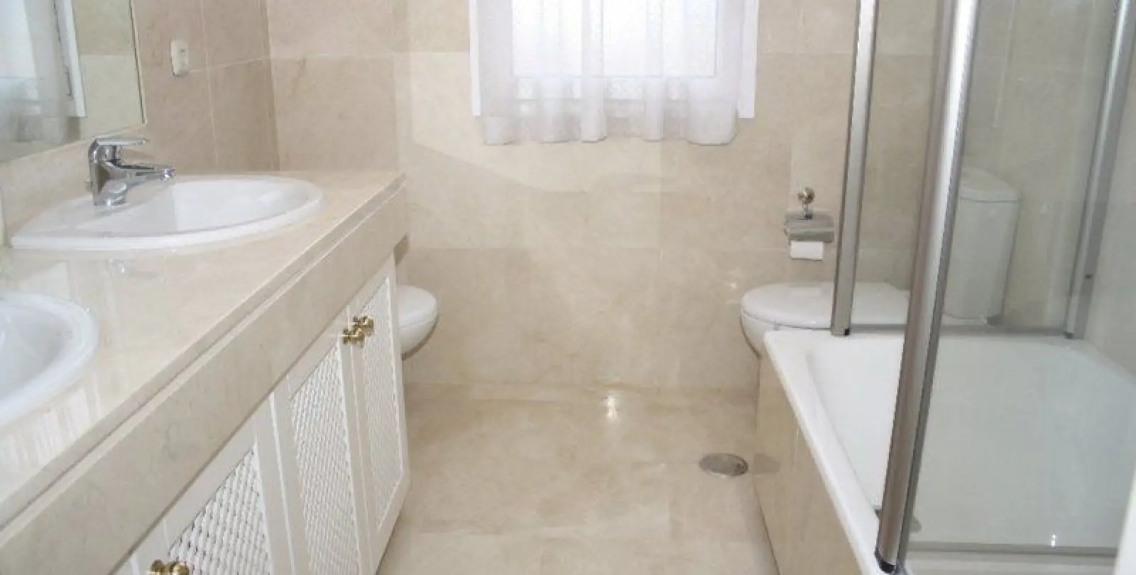Продажа дома на две семьи в Estepona 6