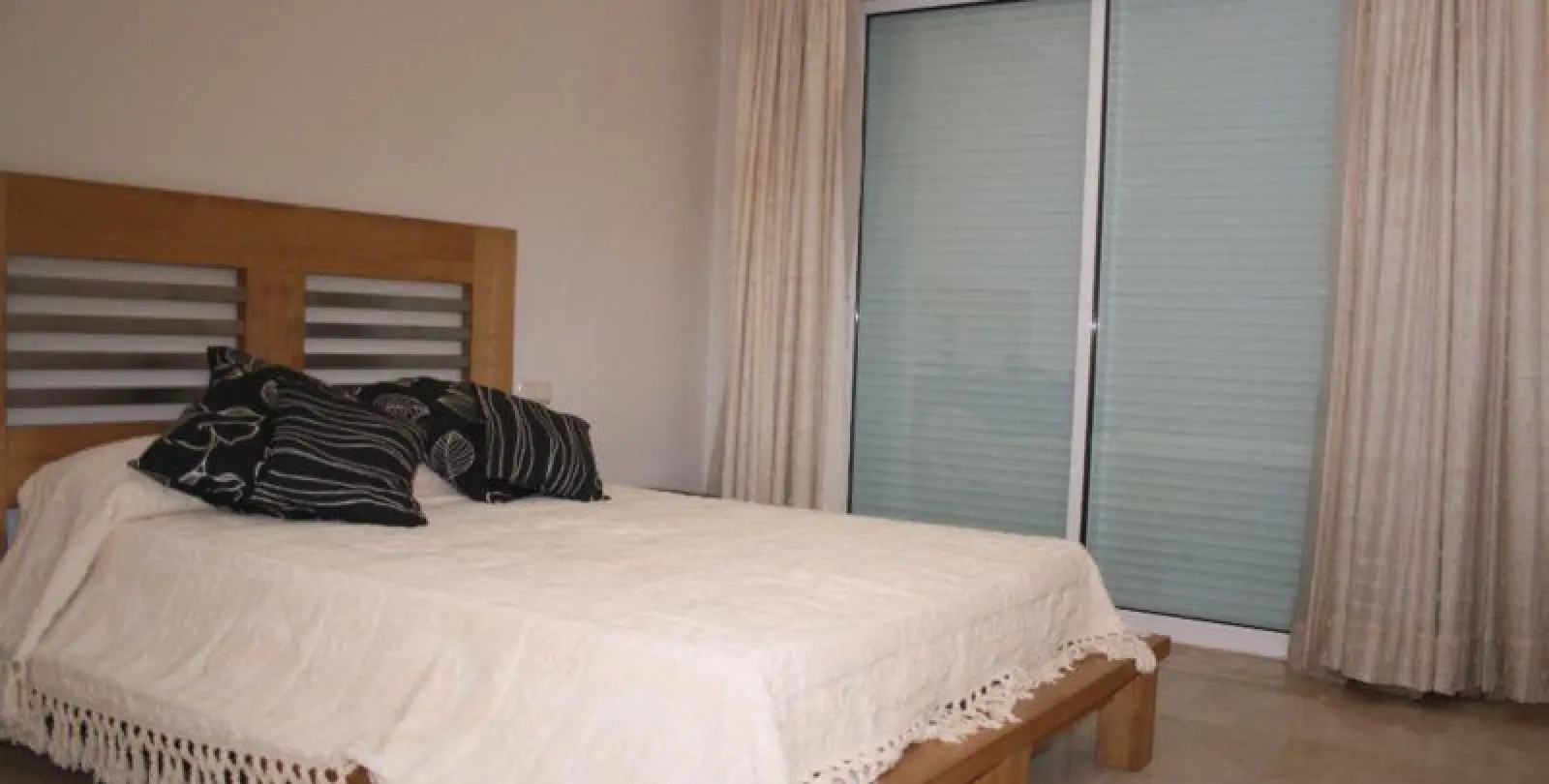 Продажа дома на две семьи в Estepona 17