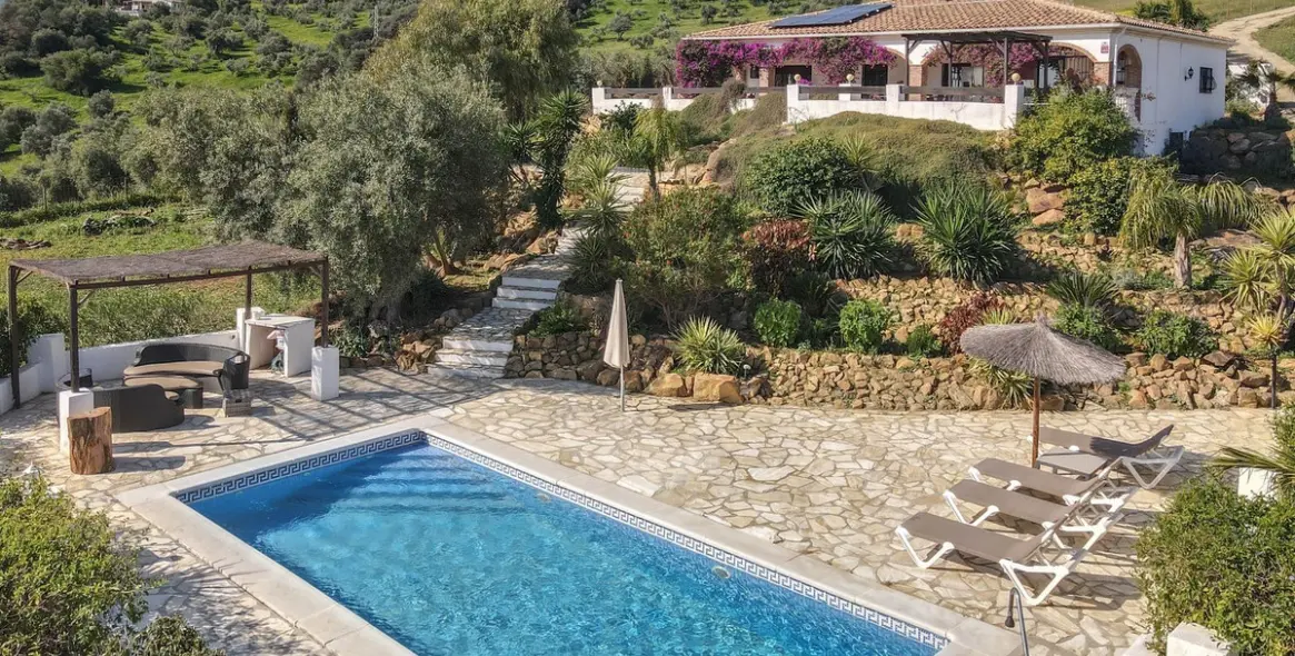 Sale of detached villa in Alozaina 1