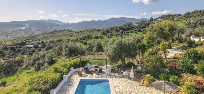 Sale of detached villa in Alozaina 2