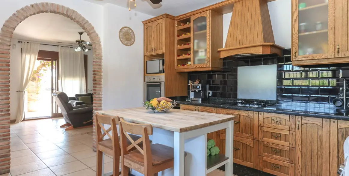 Sale of detached villa in Alozaina 18