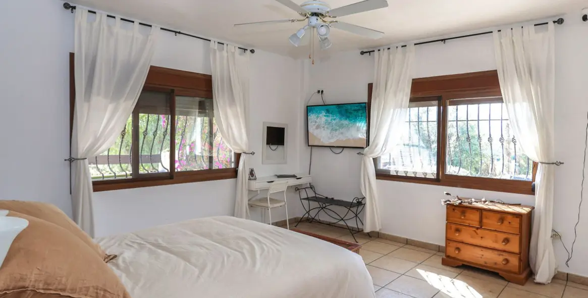 Продажа  отдельно стоящей виллы в Alozaina 23