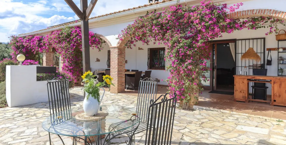 Продажа  отдельно стоящей виллы в Alozaina 42