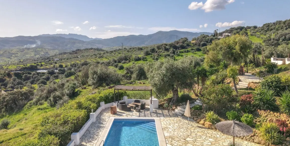 Sale of detached villa in Alozaina 3