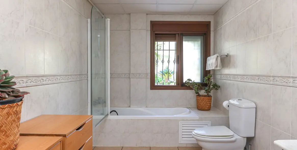 Sale of detached villa in Alozaina 34