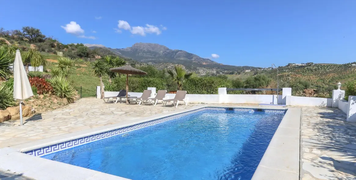 Sale of detached villa in Alozaina 45