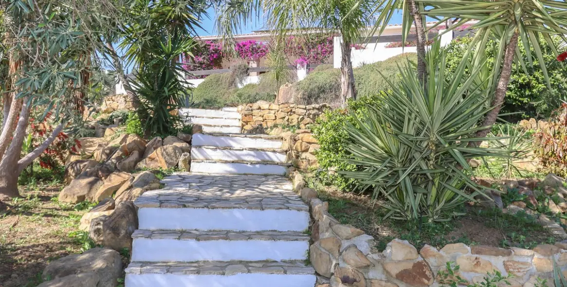Sale of detached villa in Alozaina 74