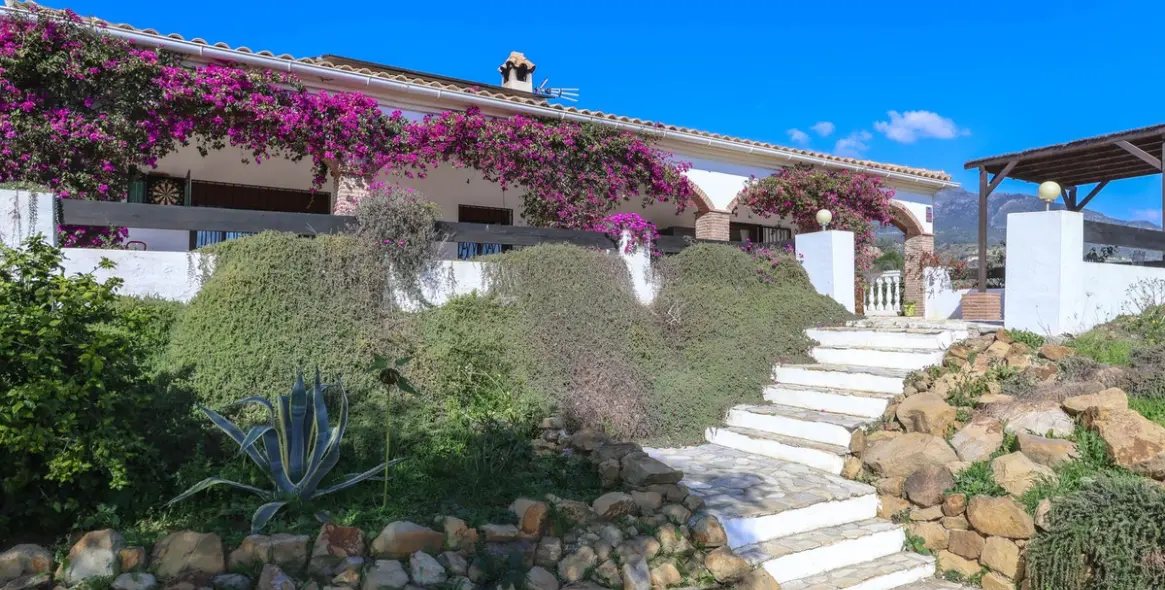 Sale of detached villa in Alozaina 78