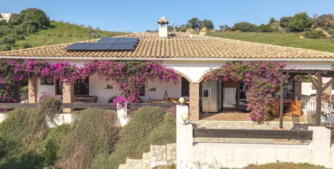 Sale of detached villa in Alozaina 88