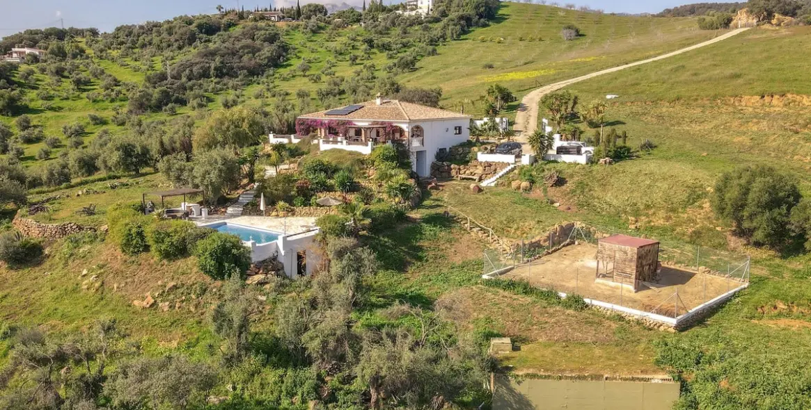 Sale of detached villa in Alozaina 89