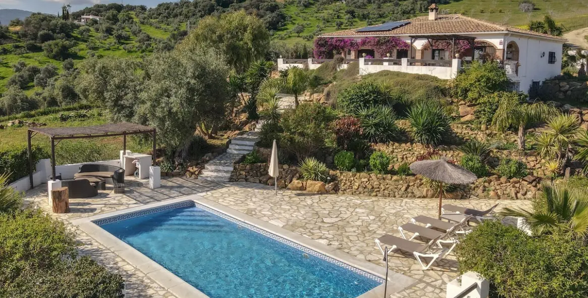 Sale of detached villa in Alozaina 97