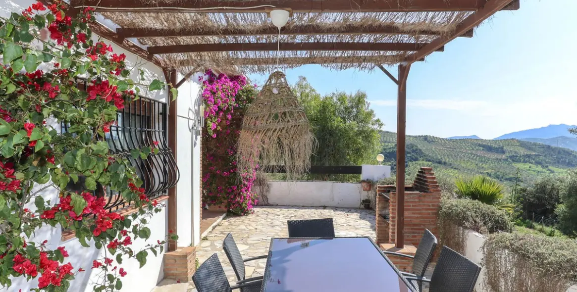 Sale of detached villa in Alozaina 108