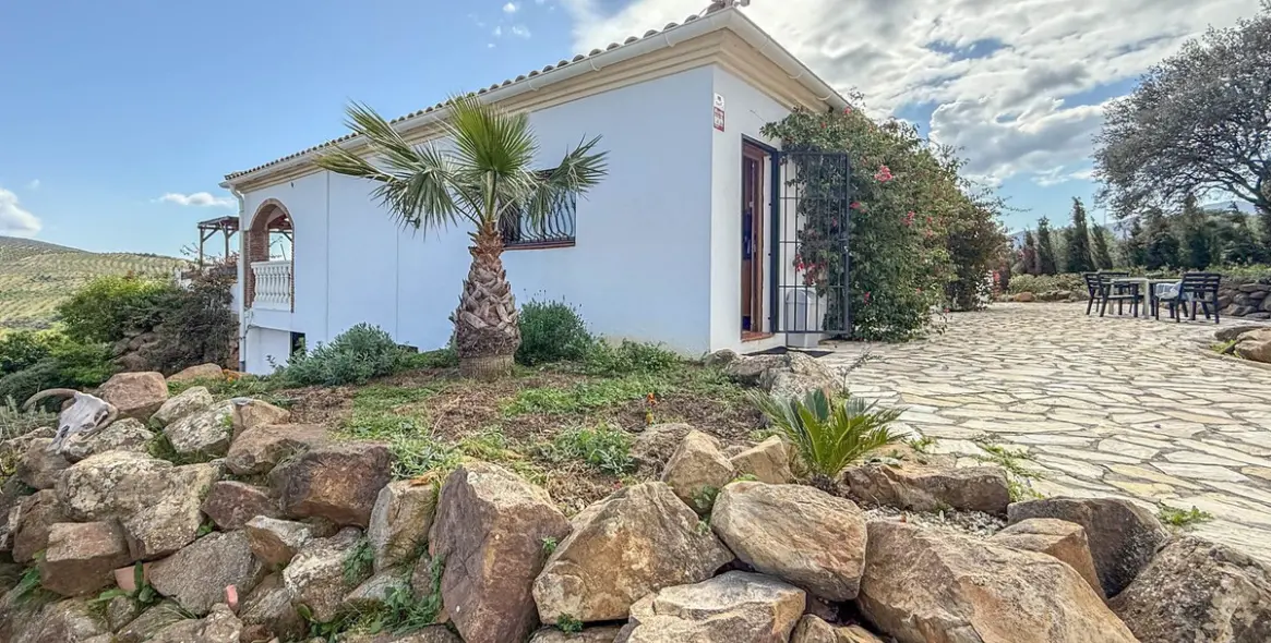 Sale of detached villa in Alozaina 113