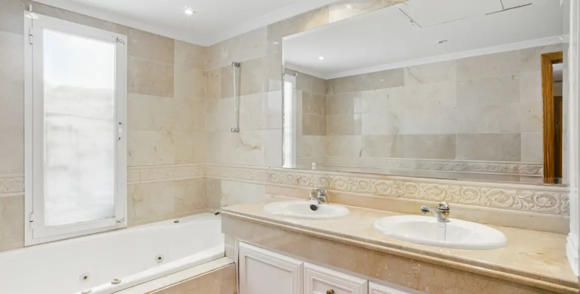 Sale of penthouse duplex in Nueva Andalucía 15