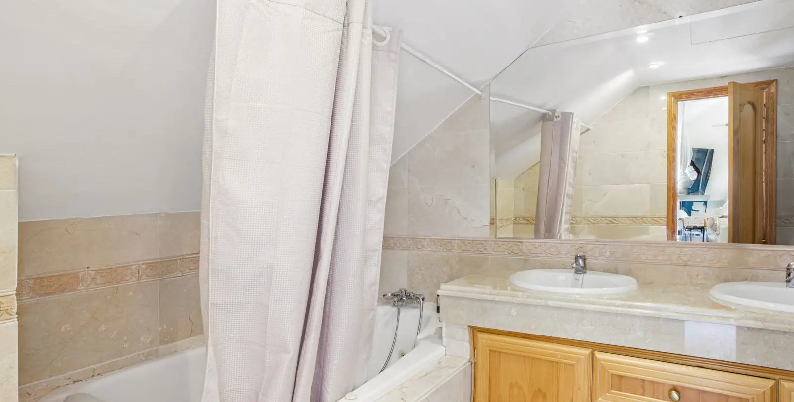 Sale of penthouse duplex in Nueva Andalucía 20