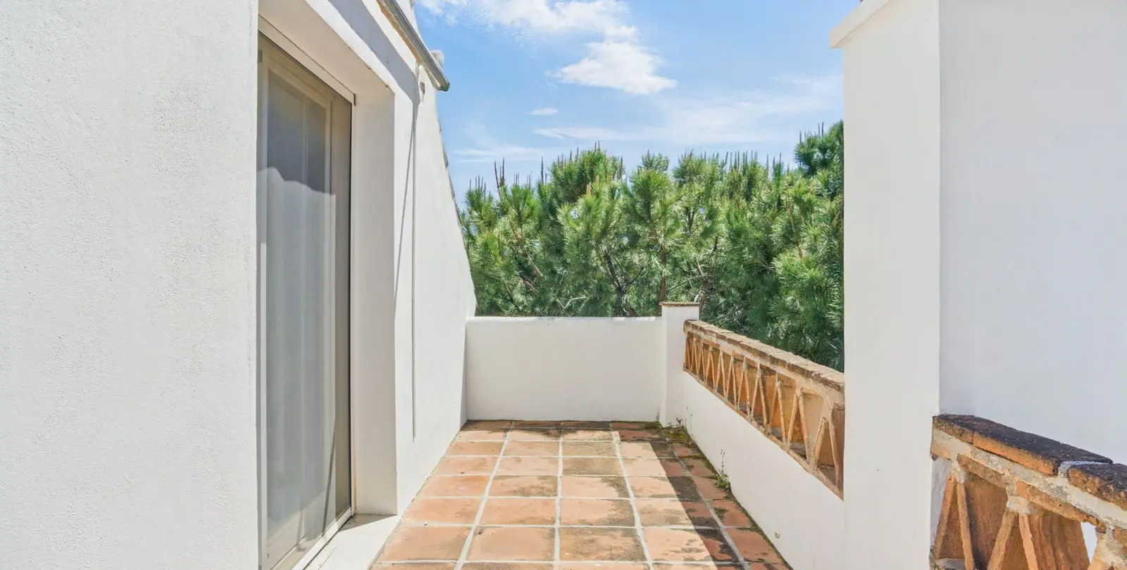 Venta de ático dúplex en Nueva Andalucía 12