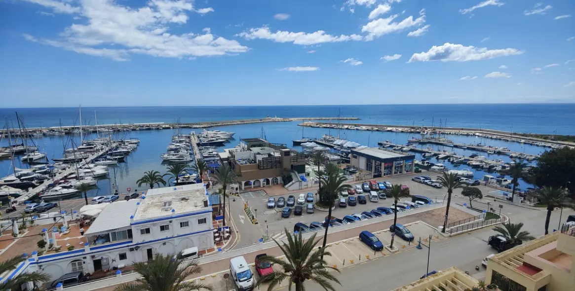 Sale of middle floor apartment in Estepona (district Estepona) 1