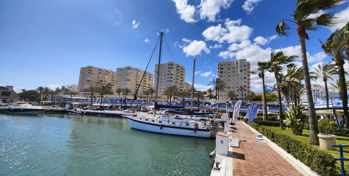 Sale of middle floor apartment in Estepona (district Estepona) 2