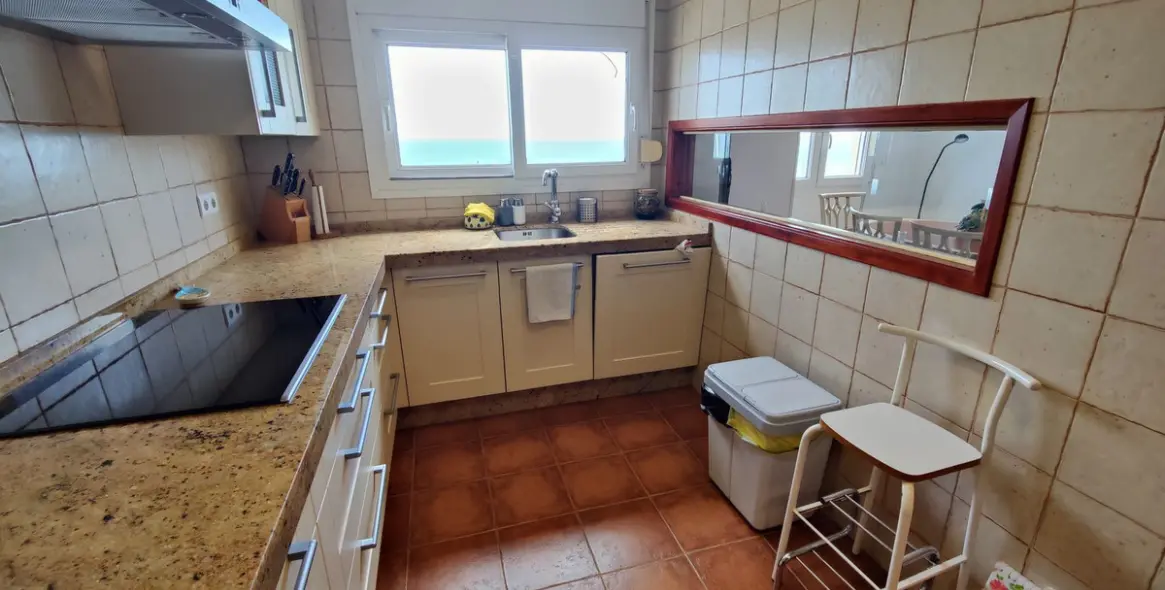 Sale of middle floor apartment in Estepona 12