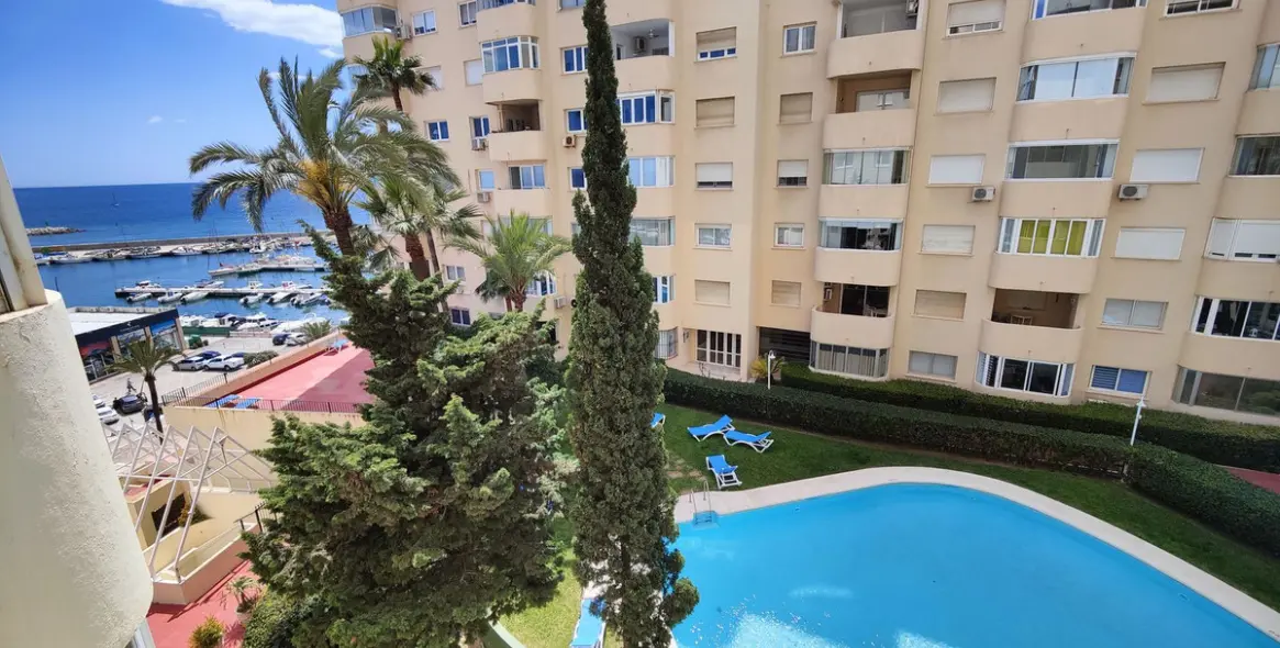 Sale of middle floor apartment in Estepona 16