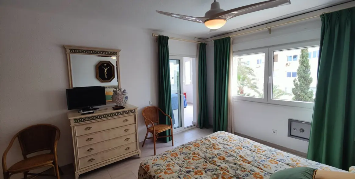 Sale of middle floor apartment in Estepona 19