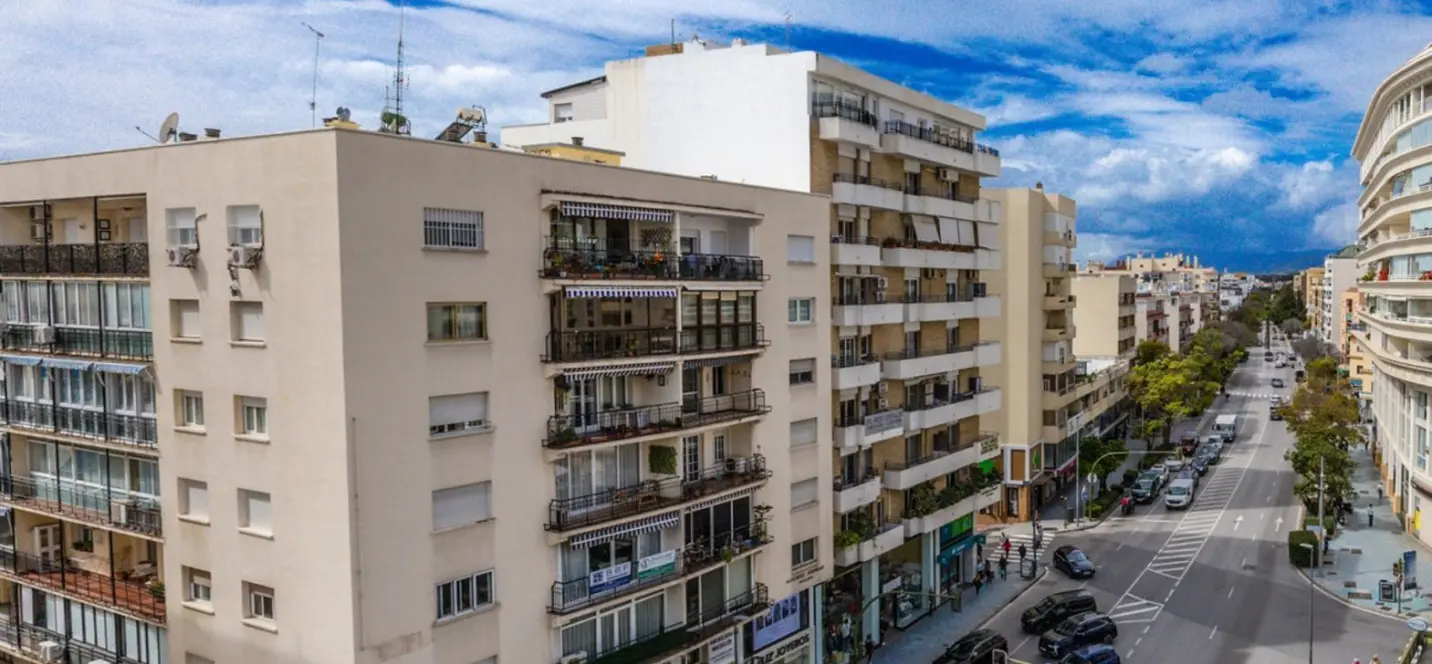Venta de apartamento en planta media en Marbella 0
