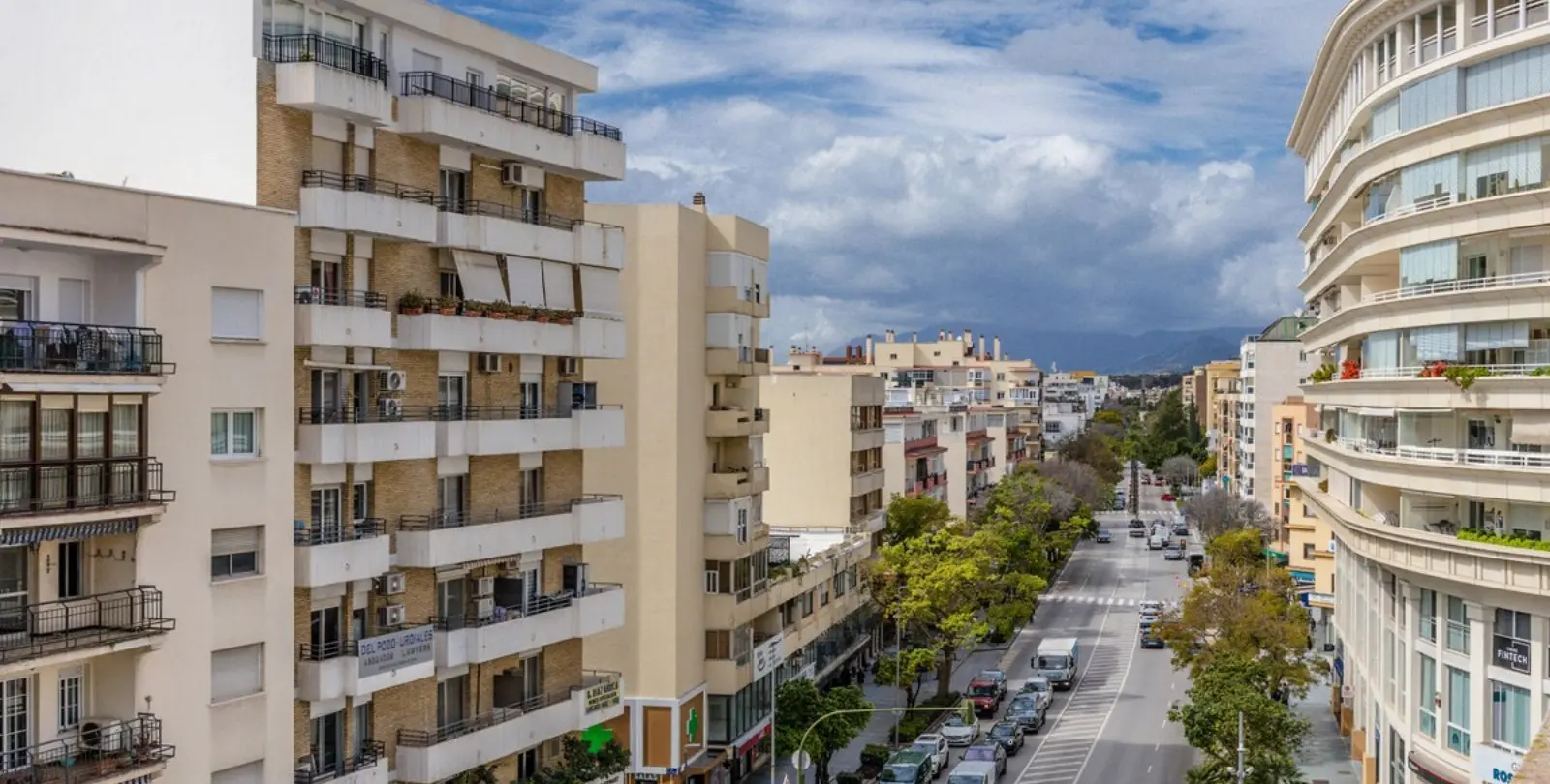 Venta de apartamento en planta media en Marbella 2