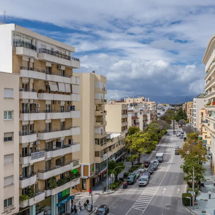 Venta de apartamento en planta media en Marbella